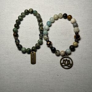 beaded stretch bracelets in natural gemstones - Indian agate, bronze charms